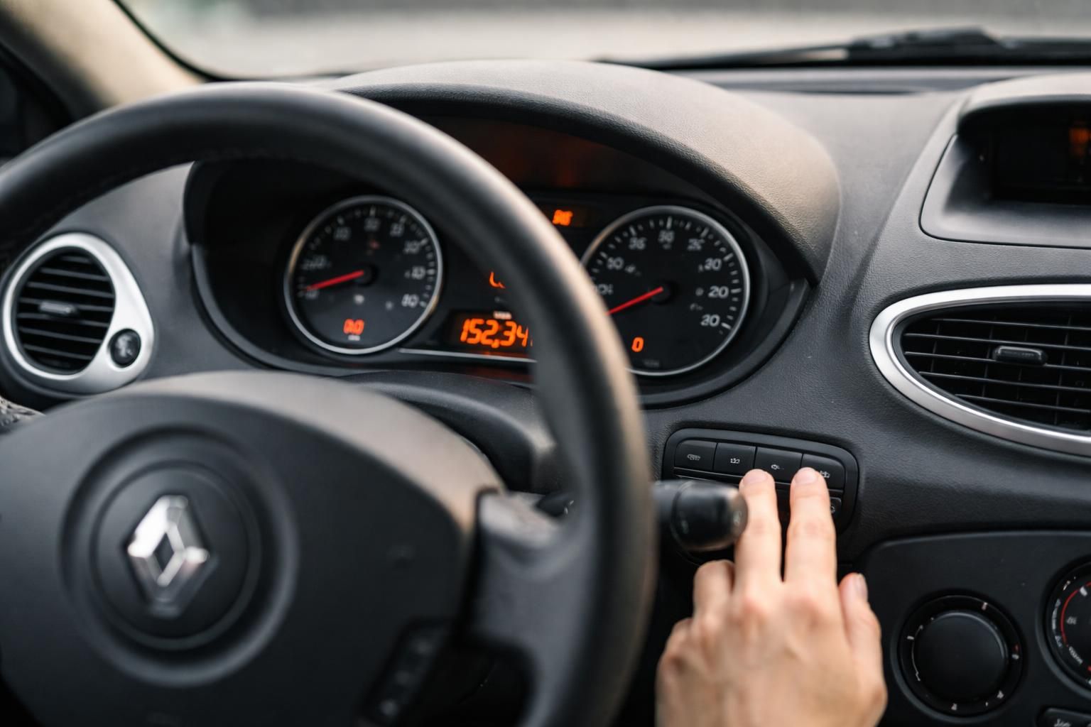 découvrez la procédure détaillée pour réinitialiser le compteur kilométrique de votre renault clio 3 en quelques étapes simples et rapides.