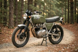 Honda XL 500 restaurée modernisée sur un chemin forestier avec réservoir matte olive et guidon flat-track
